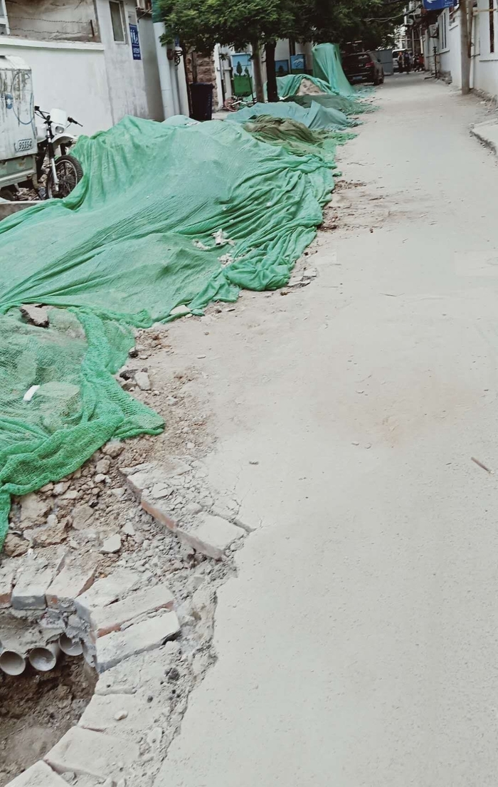 【啄木鸟在行动】复兴大街与建国小经三路交叉口部分渣土碎石裸露