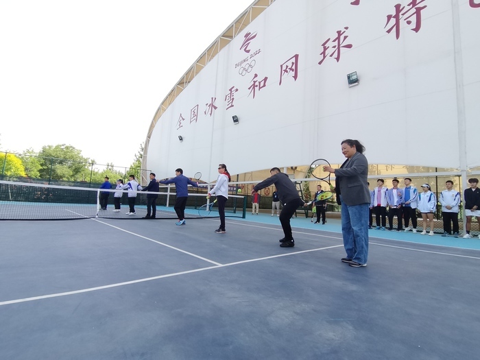 近百名网球小将一决高下！  济南市中学生校园网球比赛在济南大学城实验高中举行