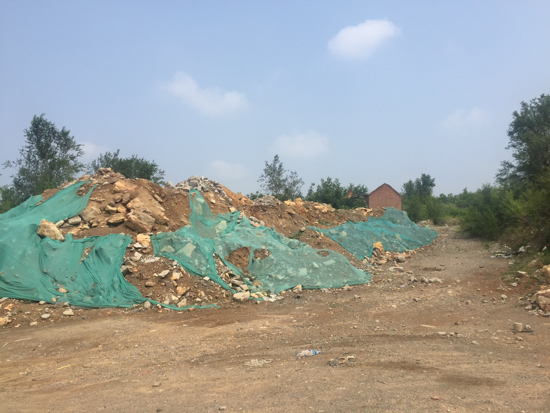 【啄木鸟在行动】经十路“临港南区”公交站南侧有渣土裸露