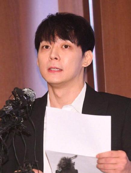 朴有天卷入前女友吸毒案,召开记者会澄清,黑眼