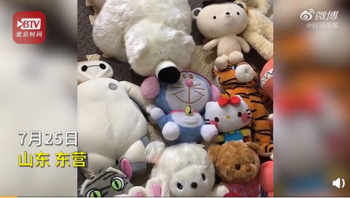 爷爷进城看孙女背一袋子布娃娃|满满都是爱！爷爷进城看孙女背一袋子布娃娃 隔辈亲太有爱了！