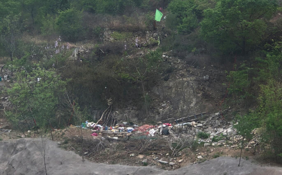 【啄木鸟在行动】毁树堆垃圾  何人在“啃山”？