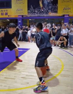 起飞吧少年！库里寻找独臂篮球少年：Help me find him！