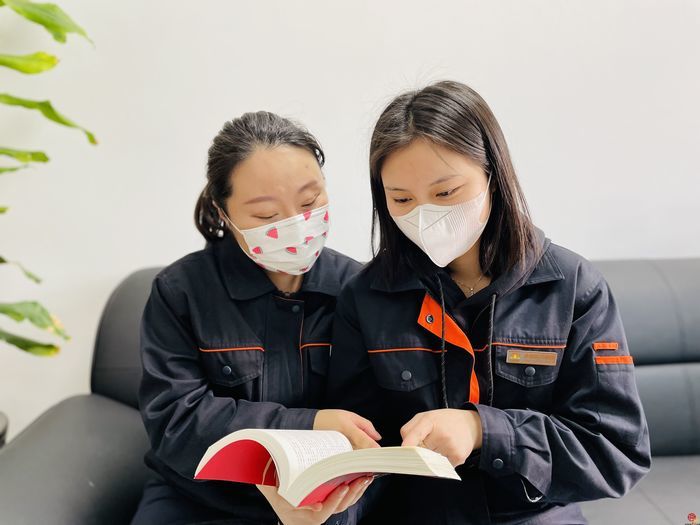 能源青年暖心接力 供暖管家和张桂梅一起读《红岩》