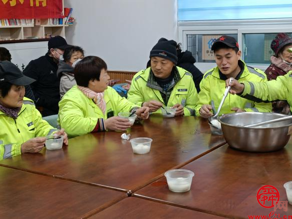 你们辛苦了！把热气腾腾的汤圆送给济南环卫工人