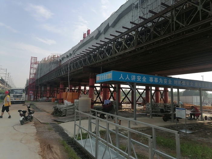 济郑高铁跨越经十西路连续槽型梁加速施工
