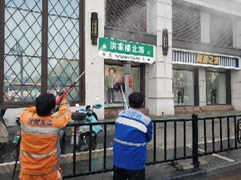 “城市家具”焕然一新！济南城管全力推进一体化综合保洁成效显著名