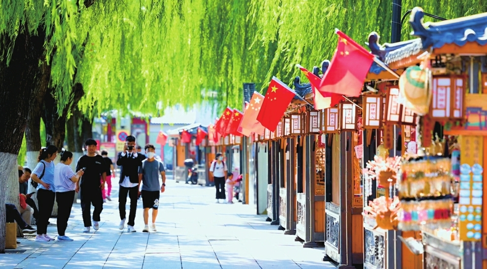 济南：国庆氛围浓 最爱中国红