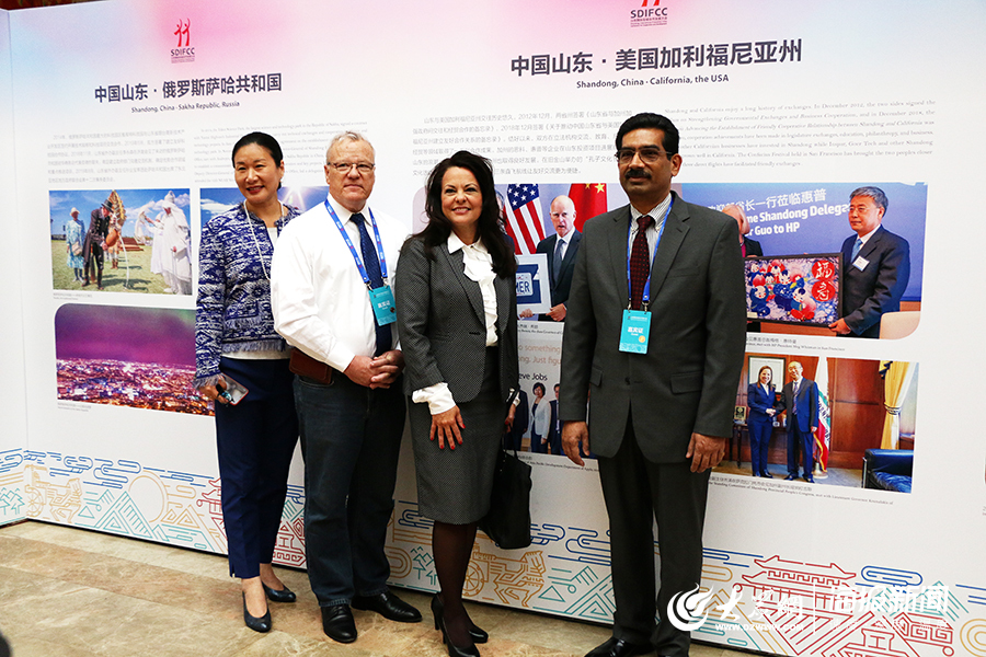 33国的外宾们来了！山东国际友城40年图片展成“打卡地”