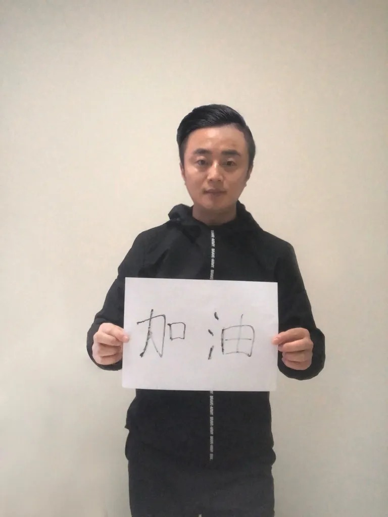 隔空照丨那个不让记者播自己姓名的90后，和妈妈同框啦！