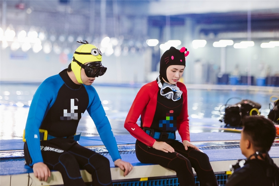 章子怡戴Kitty头套尽显反差萌  与汪峰搞怪撒糖