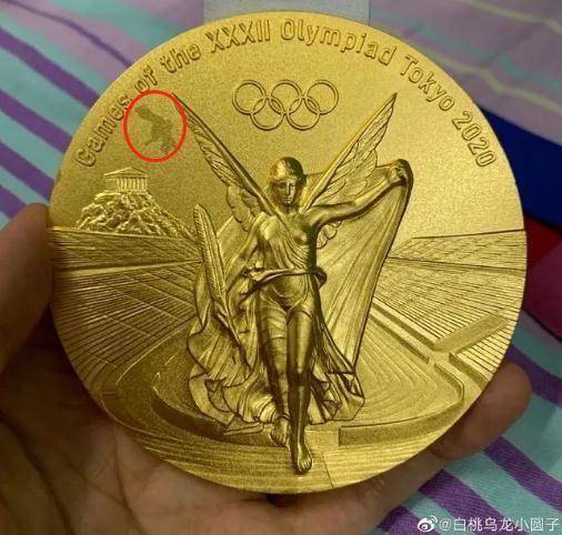 它掉皮儿了……清晰可见的缺口，朱雪莹的奥运会金牌竟然掉了一层皮