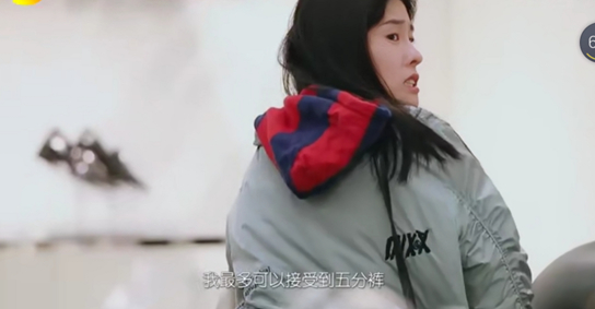 惊艳！张碧晨女侠造型拍摄古风大片 青黛绵延红唇微染手持折扇半遮面