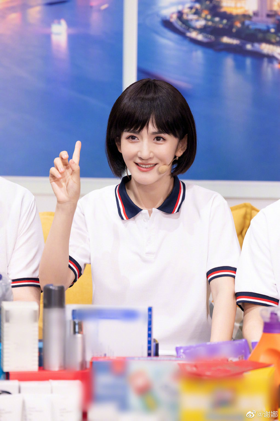 尖尖|cos大户又来啦！谢娜cos李尖尖 戴假发扮嫩甜笑