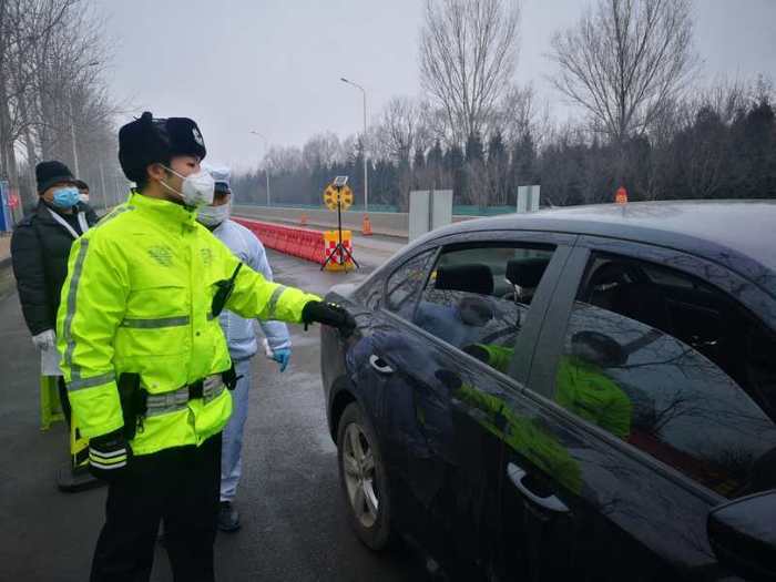 疫情面前显担当  交通辅警有力量