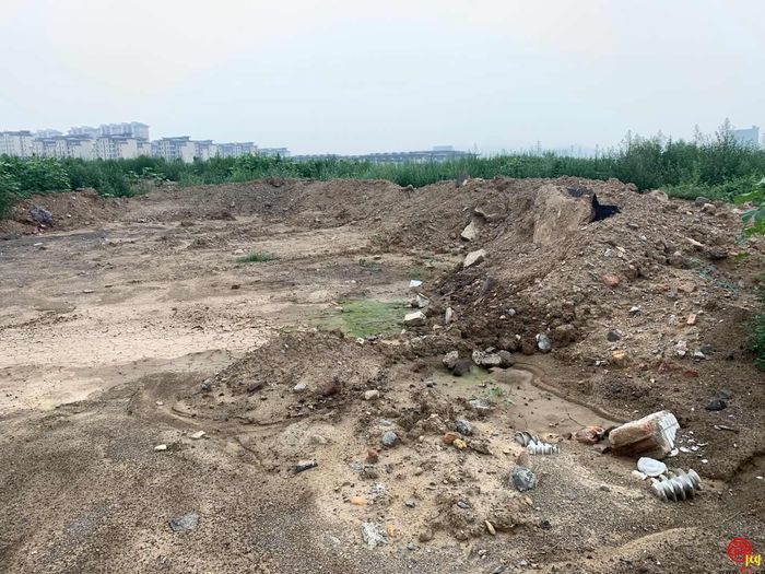 【啄木鸟行动】章丘区吕家新村南侧渣土和建筑垃圾裸露