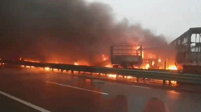 陕西高速40余辆车相撞10余车起火 网友祈祷：愿平安！