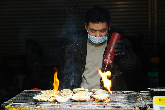 环联夜市恢复营业首日，小吃街烟火气升腾