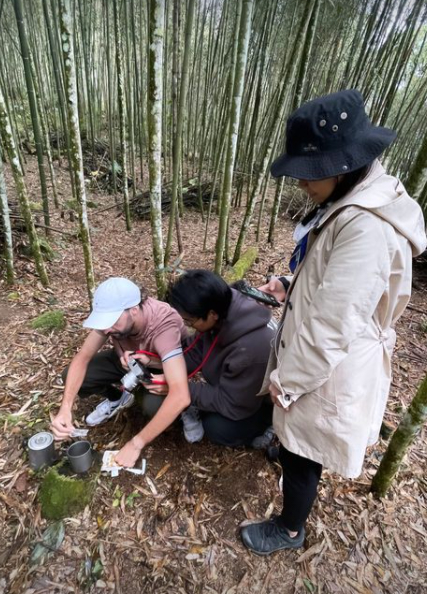 彭于晏穿搭休闲与友人出游 亲自采摘咖啡豆满足好奇心