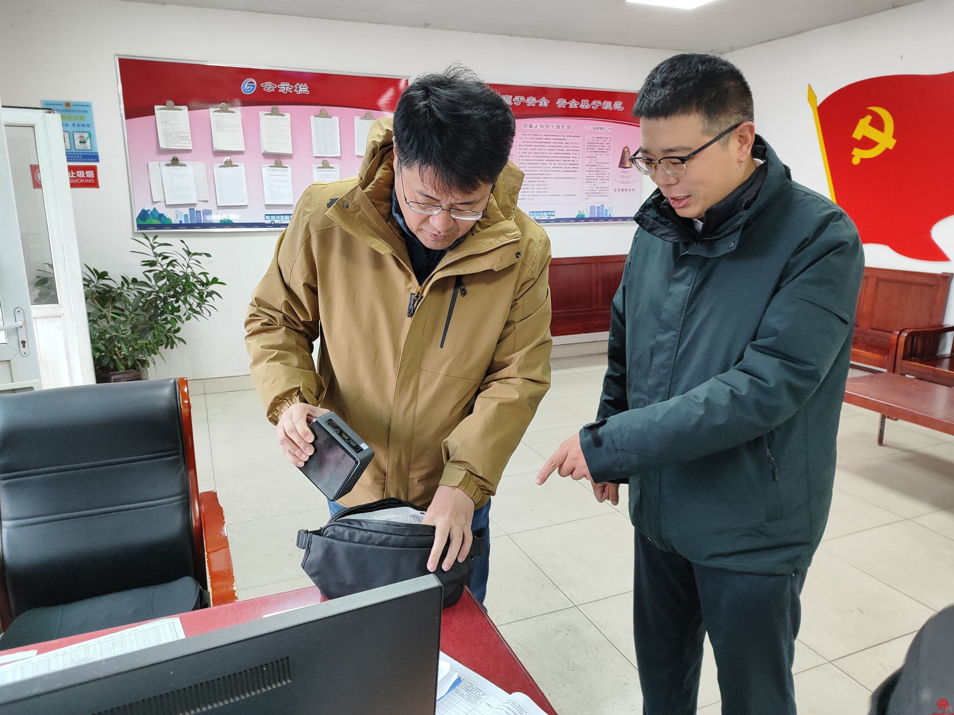 乘客包里装了不少贵重物品 幸亏被济南公交司机发现