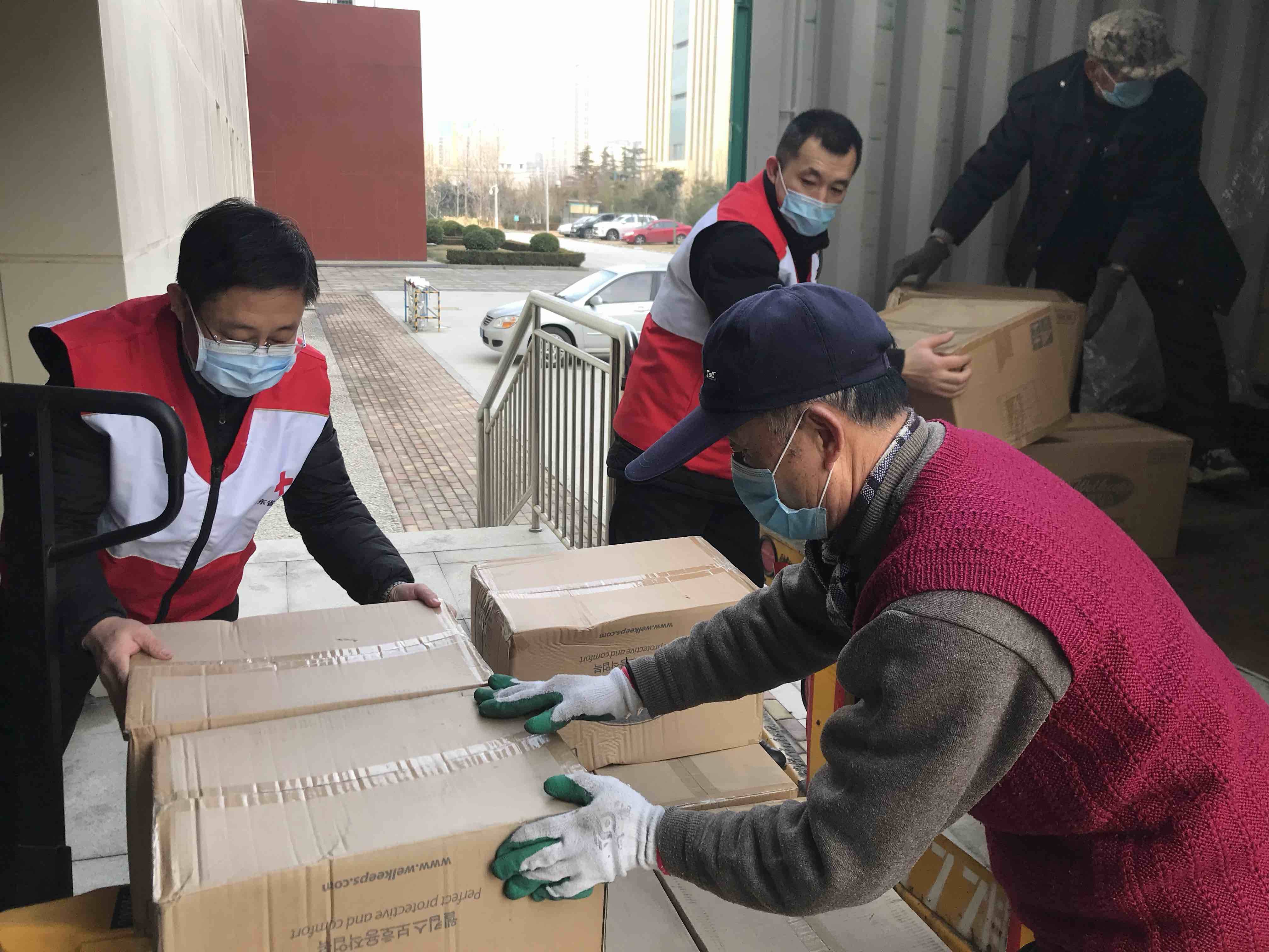 山东省港口集团购置1万套防护服 捐赠给全省防疫一线医护人员