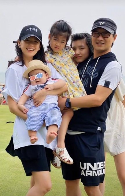 章子|章子怡小儿子正面照首曝光 一家五口幸福美满