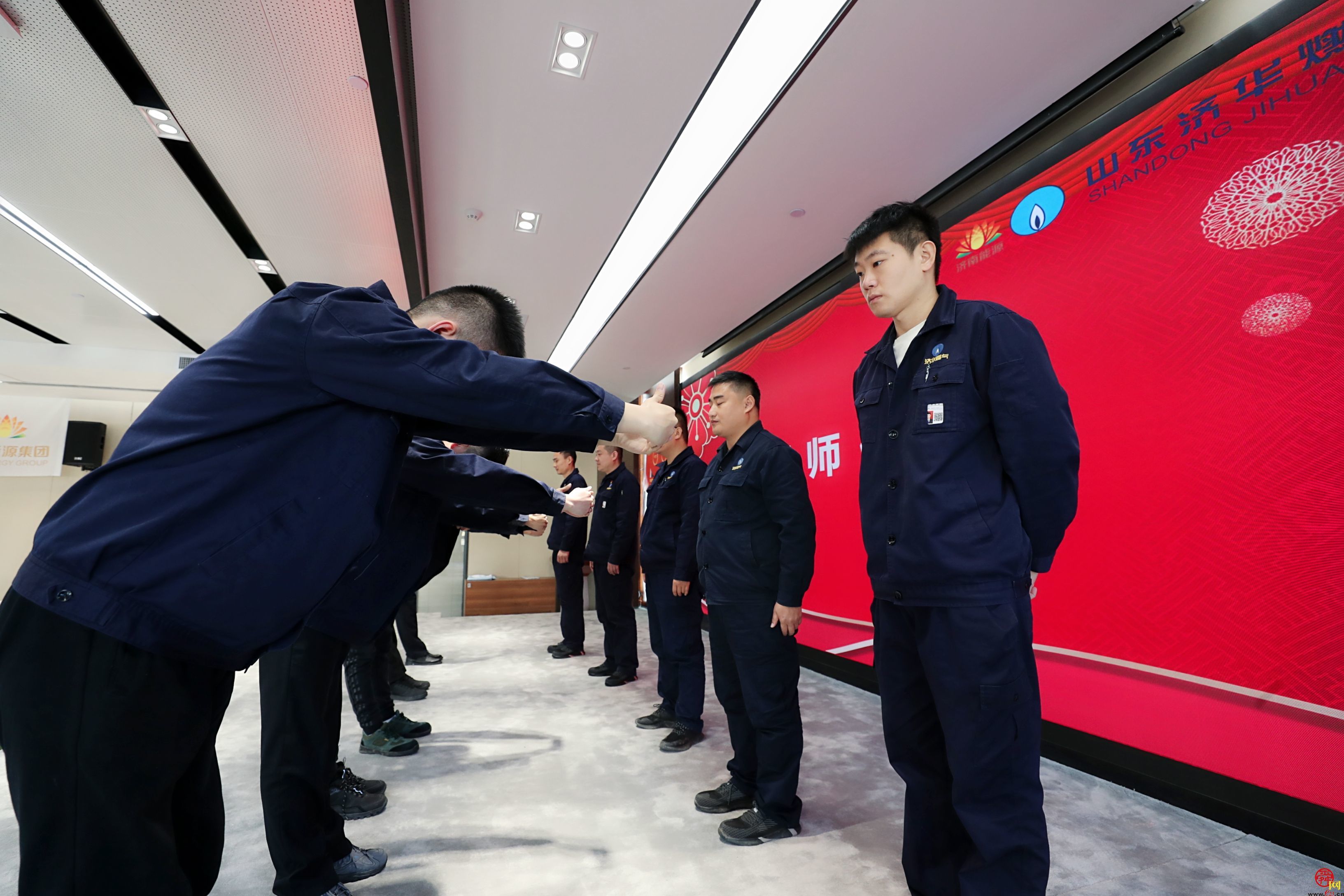 尊师重道薪火相传 山东济华燃气组织新员工拜师大会