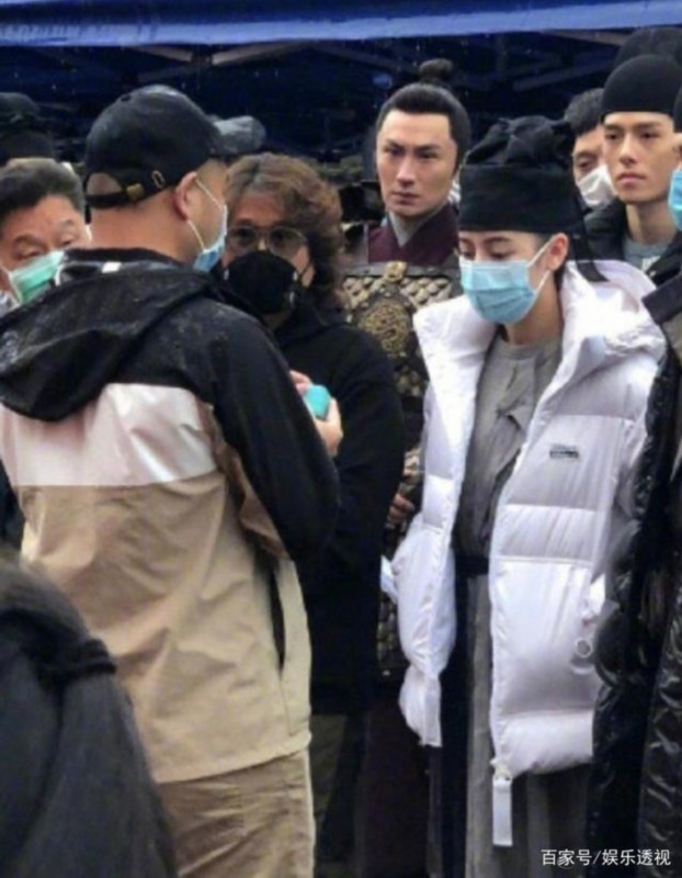 童瑶被男子围堵电梯口求抱|恶心!童瑶被男子围堵电梯口求抱，曾求婚迪丽热巴，疯狂表白刘亦菲