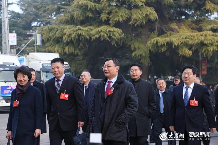 山东省十三届人大三次会议开幕 5G+VR省政府工作报告