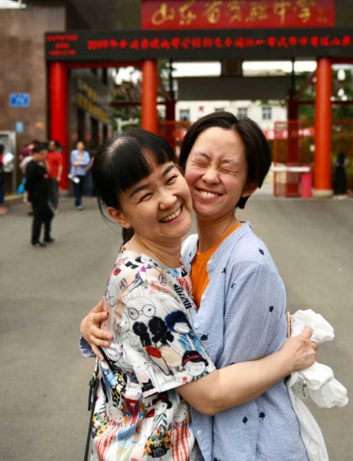 高考表情：微笑+拥抱