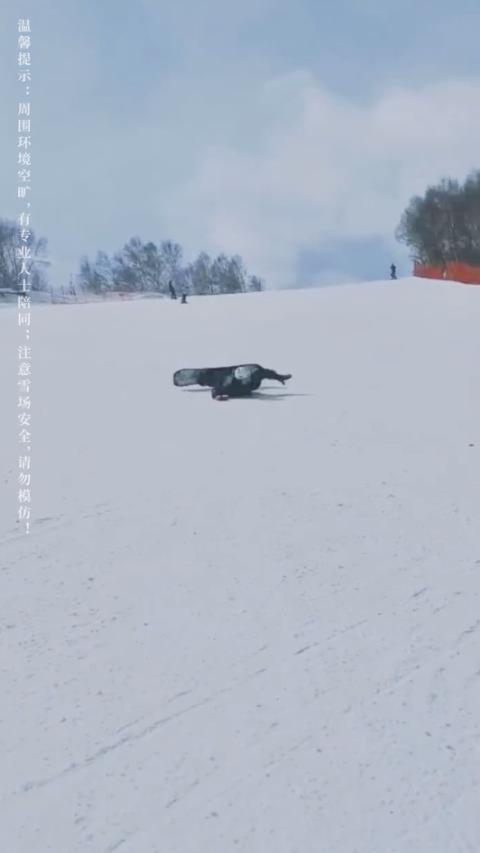 王源雪场滑雪摔倒 趴倒在地一路俯冲一不小心蛙了个泳
