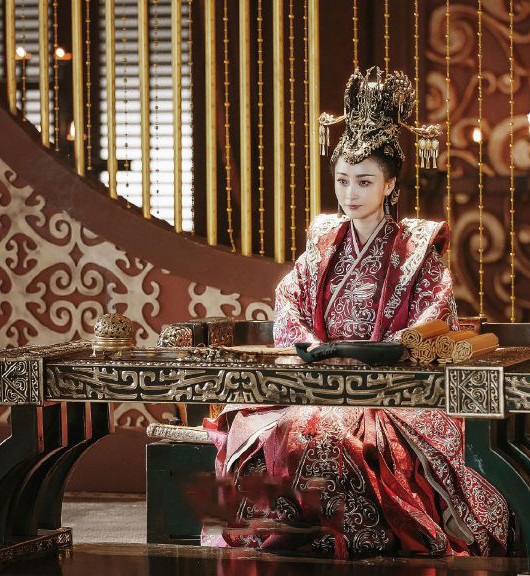 姚笛古装剧照造型雍容华贵，生图曝光颜值差距太大了