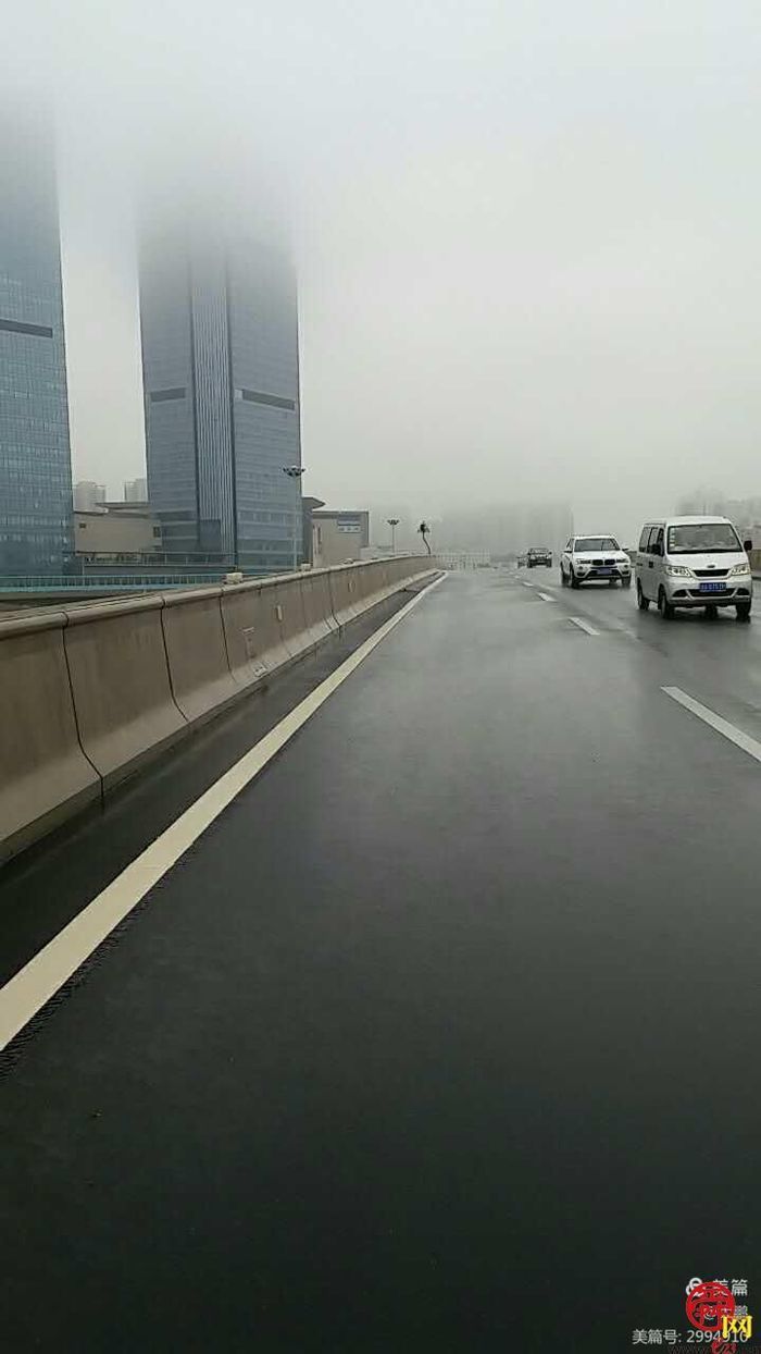 划重点！雨天高架路上行车安全注意事项
