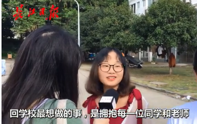 武大女生回武汉看到人山人海想哭是怎么回事?武大本科生返校后首次升旗
