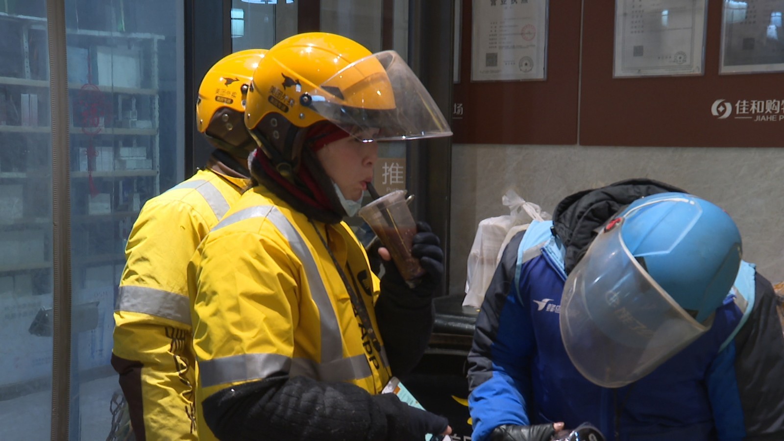 暖腊八！粥店为外卖小哥提供免费“爱心粥”