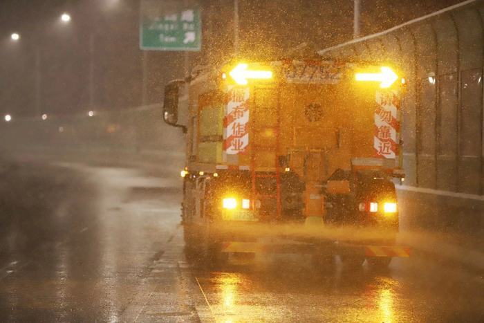 大雪漫天！3.5万清雪大军寒风中扫雪除冰忙