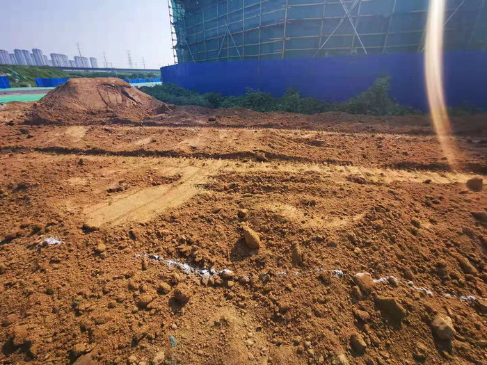 【啄木鸟在行动】高铁围合北地块（杨柳春风）道路建设工程 现场施工道路积尘严重