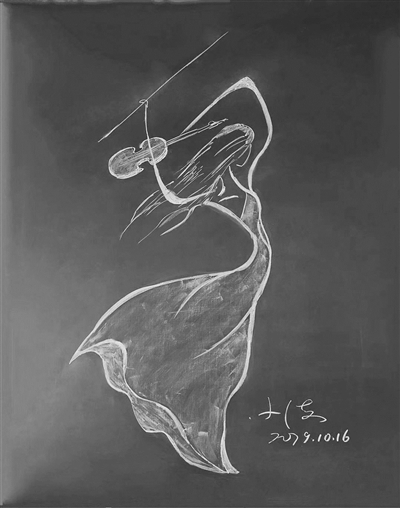 数学老师用“函数曲线”绘出美图 学生舍不得擦黑板