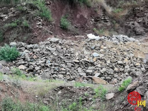 【啄木鸟在行动】南部山区并药路石灰沟村路边渣土裸露