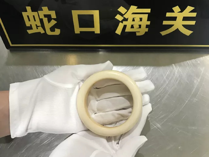 精美的象牙背后是残忍的杀戮，请拒绝象牙制品！