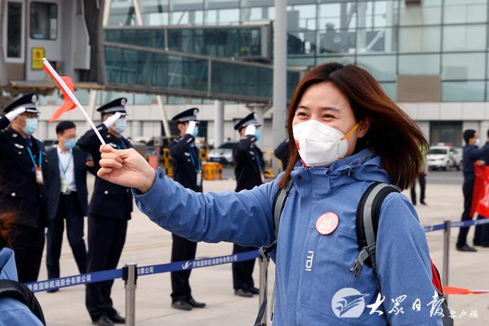 山东省援助湖北第五批返鲁人员凯旋 刘家义到机场迎接