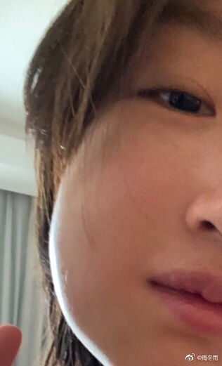 心疼又搞笑!周冬雨戴口罩领奖 