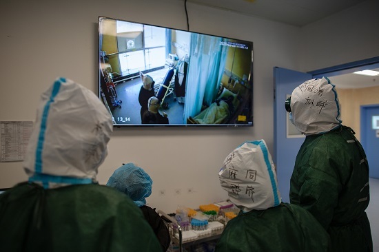 直击插管敢死队90秒：和患者口鼻相对，暴露高浓度病毒下