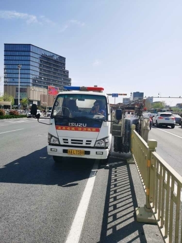 “城市家具”焕然一新！济南城管全力推进一体化综合保洁成效显著名