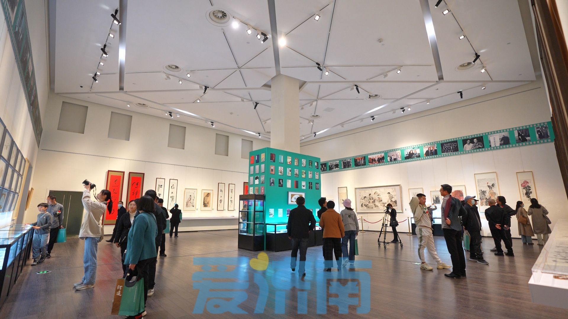 一场画展读懂“半部”山东美术史，“师道——刘曦林艺术承传谱系展”在济南举办