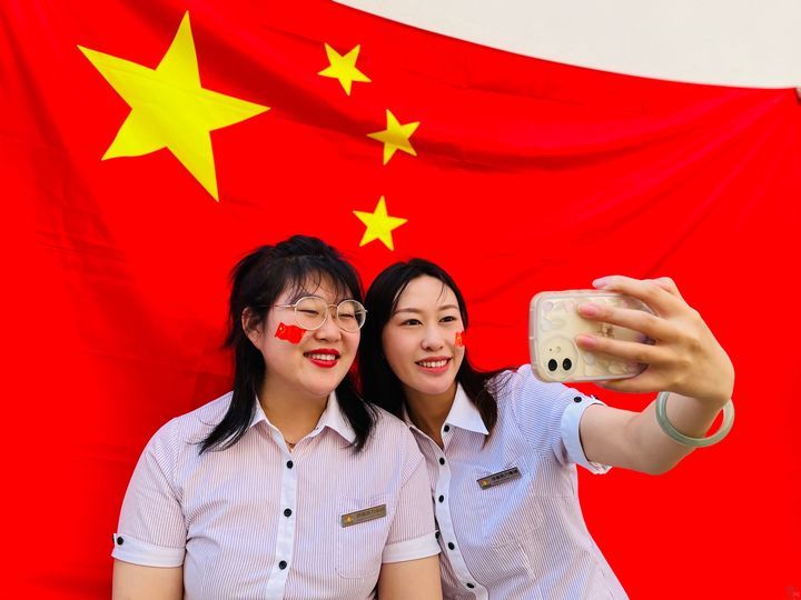 我与国旗合张影”能源ok138cn太阳集团人定格最美“中国红” 传递浓浓爱国情