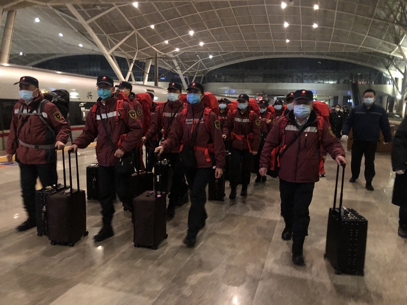 武汉站抗疫“头雁”突击队：中转超1800名医护7200箱物资