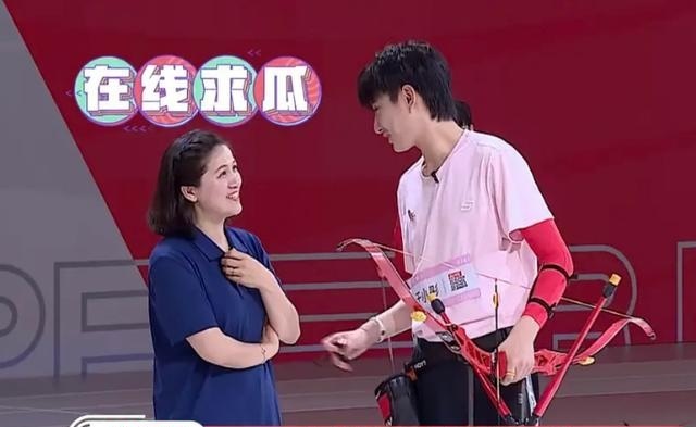 陈小|分手实锤？于小彤被问陈小纭表情尴尬，女方动作不断似有预兆