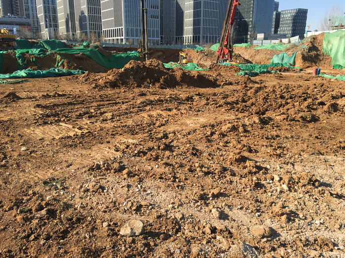 【啄木鸟在行动】济南汉峪片区B06地块项目 施工现场渣土裸露道路积尘严重