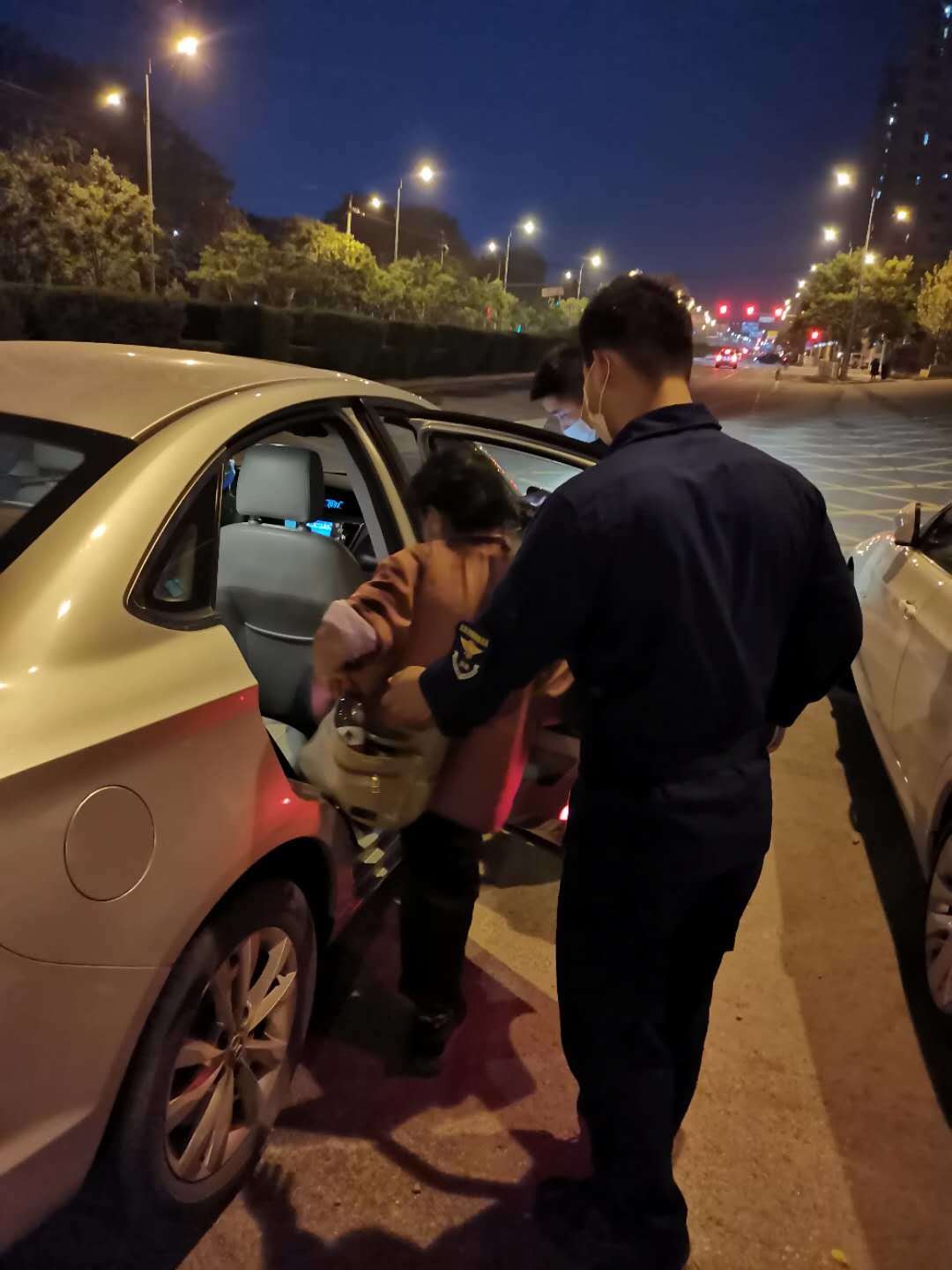 老人迷路找不到家来到消防救援站 结局太暖心